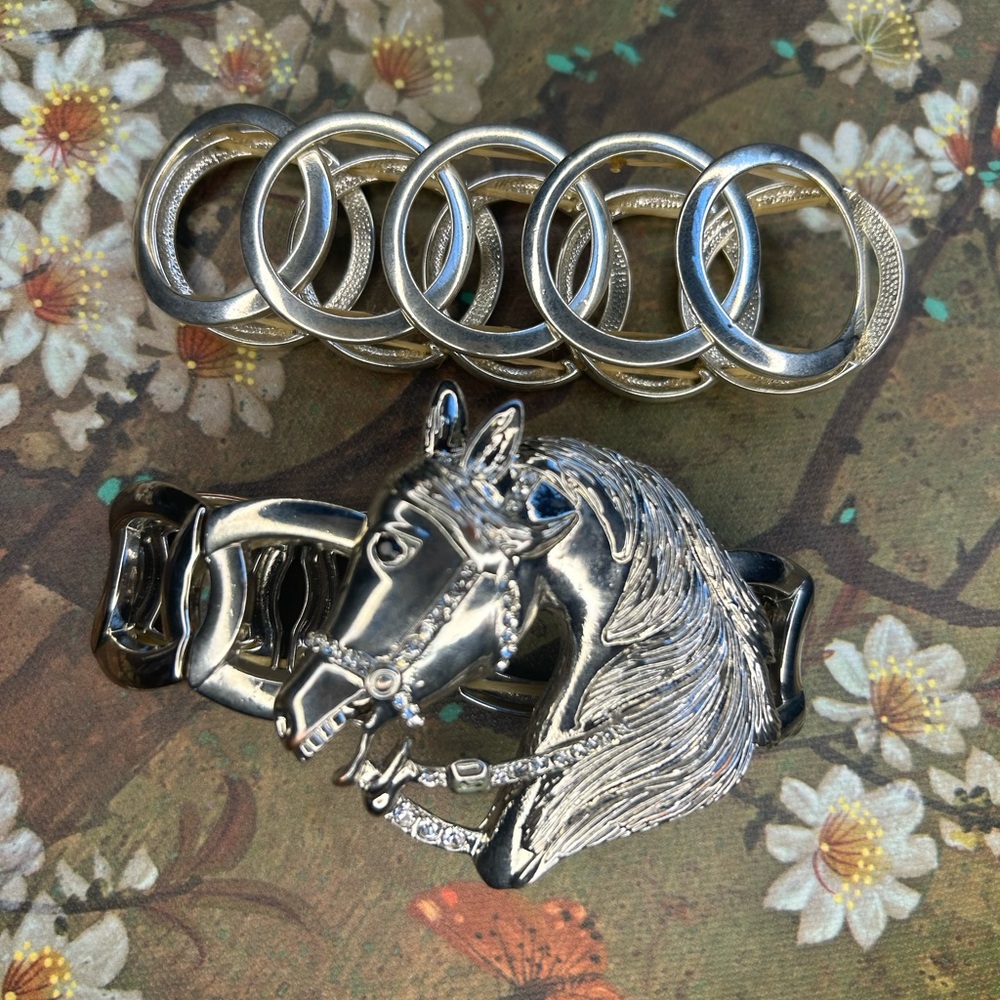Silver Jewelry Set with Horse Design